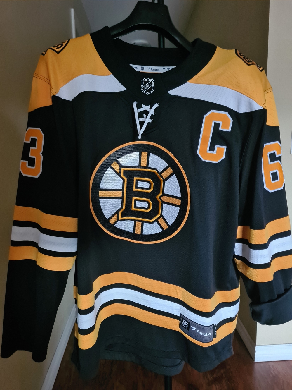 Boston Bruins Brad Marchand #63 Captain Jersey Fanatics Large